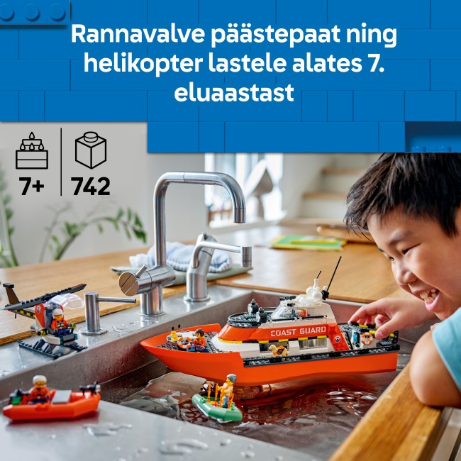 60504 Rannikkovartioston pelastusalus ja helikopteri
