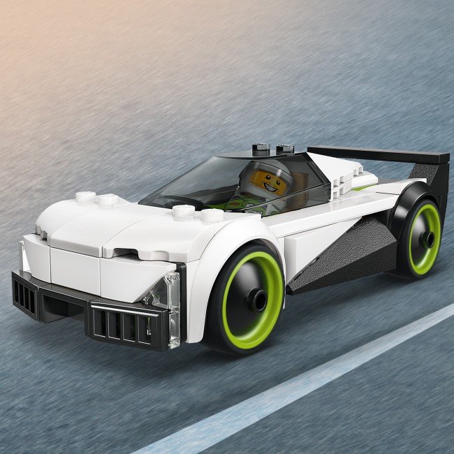 60489 Suihkari ja auto