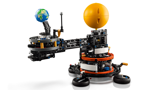 42179 Planeet Maa ja Kuu orbiidil