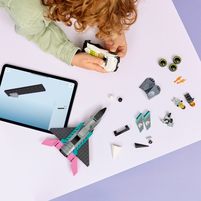 60489 Suihkari ja auto